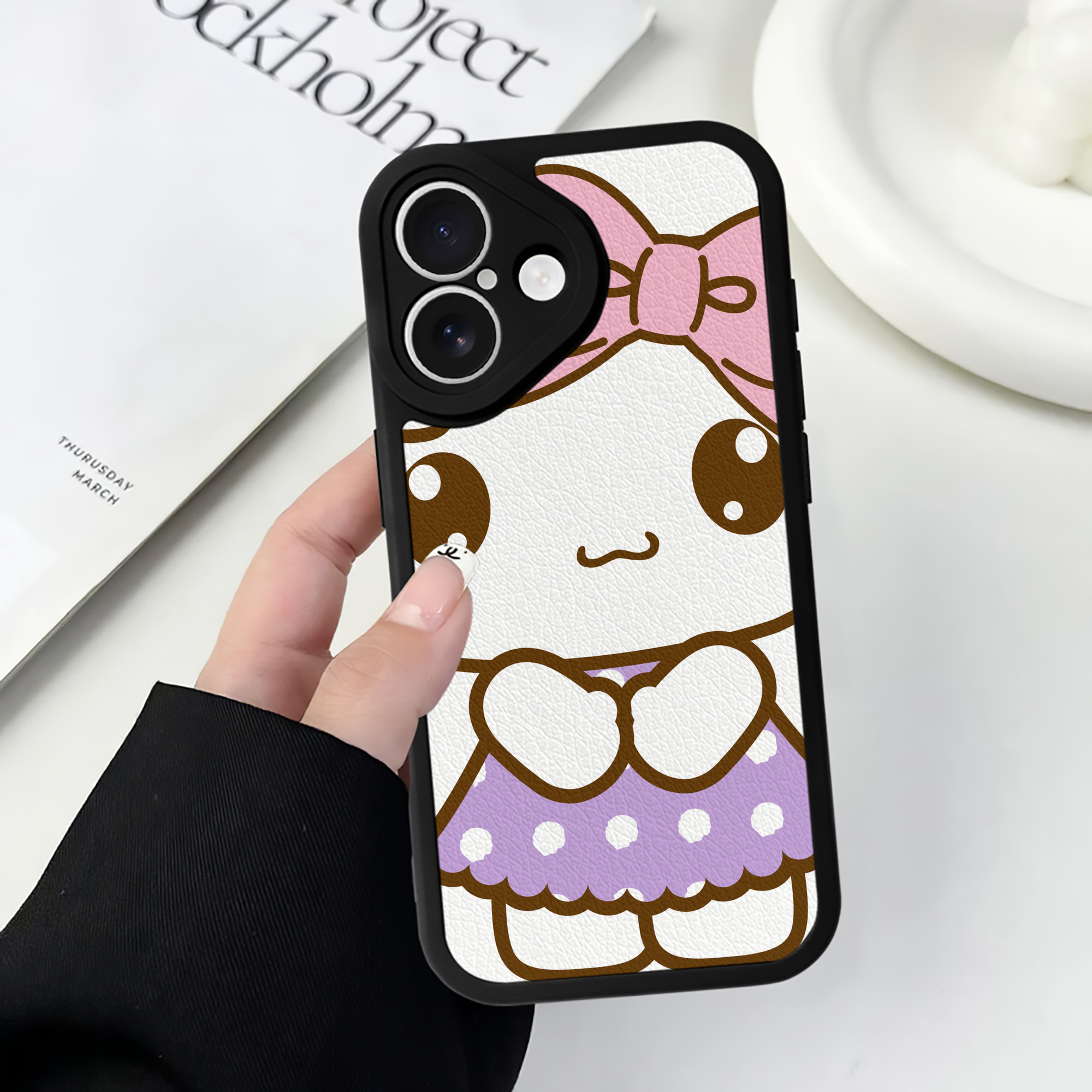 （画像用） Hello Kitty ハローキティ 【iPhone 16シリーズ対応】シリコンスマホケース（レザー調） 材質：シリコン